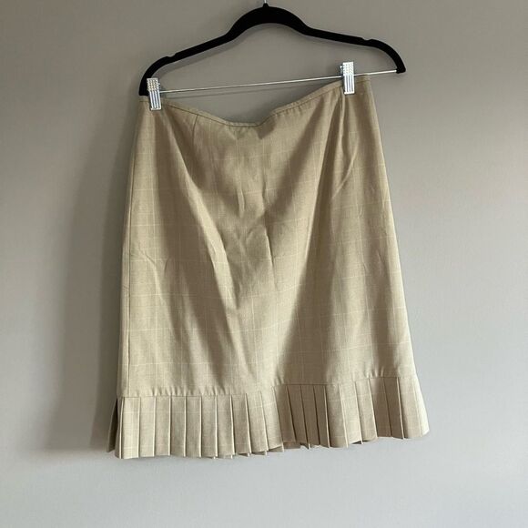 Beige plaid skirt with pleated hem - Picture 1 of 3